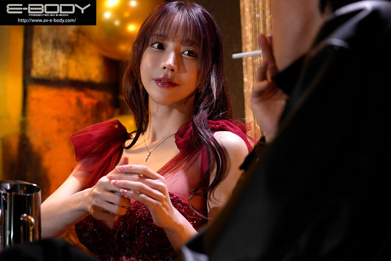 Mối tình với nữ tiếp viên nổi tiếng quyến rũ Alice Nanase